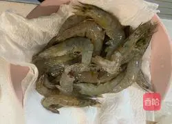 Illustration of how to make salt and pepper shrimp 1