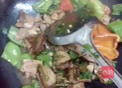 Illustration of how to make twice-cooked pork with double pepper 4