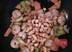 Illustration of how to make cashew nut shrimps 14