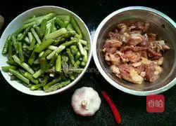 Illustration of how to make asparagus and fried meat slices 1