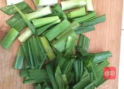 Illustration of how to stir-fry bacon with pepper 2