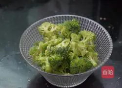 Quinoa, Shrimp and Vegetable Salad Recipe Illustration 4