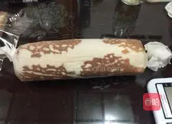 Illustration of how to make strawberry hot cream cake roll 8