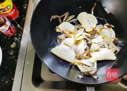 Illustration of how to make noodles with crabs 7