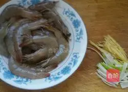 Illustration of how to make braised prawns with less oil 1