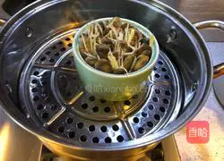 Illustration of how to steam razor clams with green and red wine 8