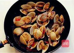Illustration of how to stir-fry clams with pepper 7