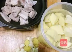 Sichuan style potatoes Illustration of how to cook pork ribs 3