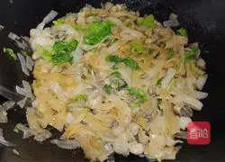 Illustration of how to make fried rice noodles with oysters 10