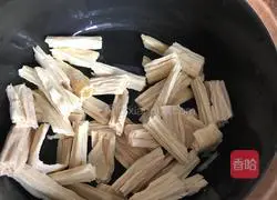 Illustration of how to make steamed pork ribs with yuba 4