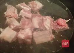 Illustration of how to make steamed pork ribs with flour 1