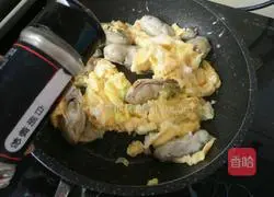 Illustration of how to make scrambled eggs with oysters 9