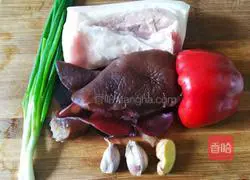 Illustration of the recipe of twice-cooked pork with sweet pepper and fungus 1