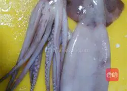 Illustration of how to make fried squid with double peppers and green onions 1