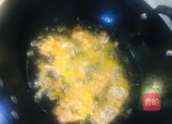 Illustration of how to make dry-fried river shrimp 4