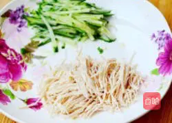 Illustration of how to make cold shredded chicken noodles for high temperatures 4