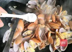 Illustration of how to make stir-fried flower armor 8