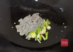 How to stir-fry vermicelli with cabbage and eggs Illustration 6