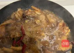 Illustration of how to make pork trotters, ribs and prawns in pot 4