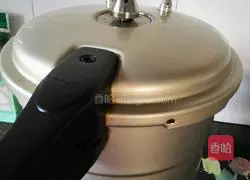 Illustration of how to make Lily, Tremella and Lotus Seed Soup 9