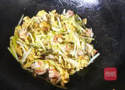 Illustration of how to make scrambled eggs with shrimps, chives and yolks 6