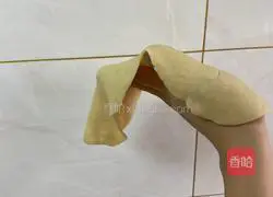 Illustration of how to make wavy thin pizza 10