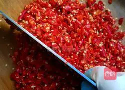 Illustration of Homemade Hunan (Handmade) Chili Pepper Chopping 2