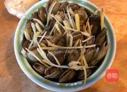 Illustration of how to steam razor clams with green and red wine 5