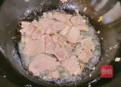 Illustration of how to make fried snow peas with meat 7