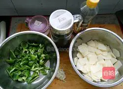 How to make fried potato slices with green pepper 1