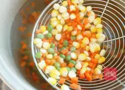 Illustration of how to make funny yogurt mashed potatoes 4