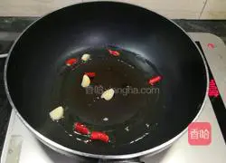 Illustration of how to make fried sausage with bamboo shoots 1