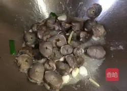 Illustration of how to stir-fry sea cucumbers with green onions 9