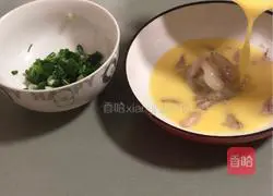 Illustration of how to make steamed eggs with crab legs 4