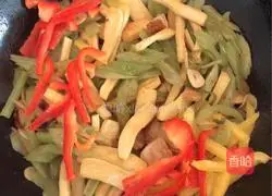 Illustration of how to stir-fry pork belly with dried celery 11