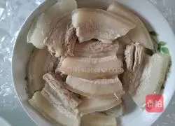 Illustration of how to stir-fry pork belly with winter bamboo shoots and sauerkraut 2