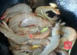 Illustration of how to make braised prawns with less oil 4