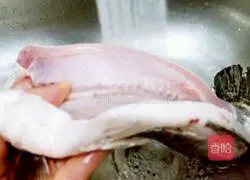 Illustration of how to make black fish, red dates and pumpkin soup 4