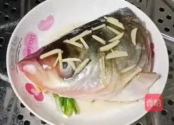 Illustration of how to steam fish head with chopped pepper 10