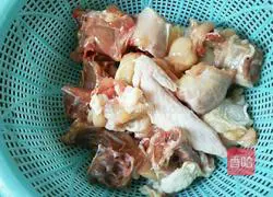 Illustration of how to make Chongqing Taro Chicken 1