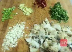 Illustration of how to make spicy fried conch meat 4