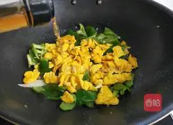 Illustration of how to make scrambled eggs with chili pepper 6