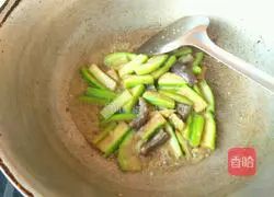 Illustration of how to stir-fry sea cucumber and luffa 4