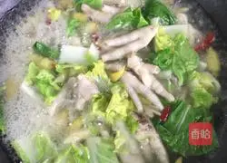 Illustration of how to make pickled pepper, chicken feet and stewed cabbage 3