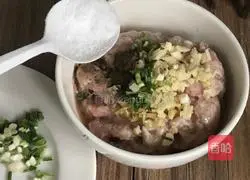 Illustration of how to make green pepper stuffed meat 4