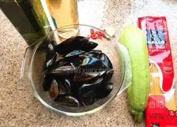 Illustration of Italian Zucchini and Mussel Pasta 1