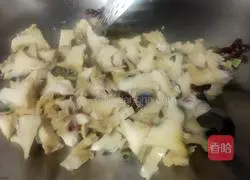 Illustration of how to make spicy fried conch meat 6