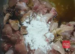 Illustration of how to make spicy chicken with dried pepper 4