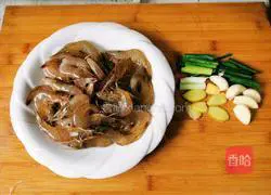 Illustration of braised shrimps, braised shrimps and fried shrimps in oil 1