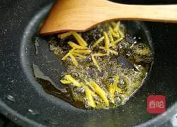 Illustration of how to make spicy stir-fried large intestine 4